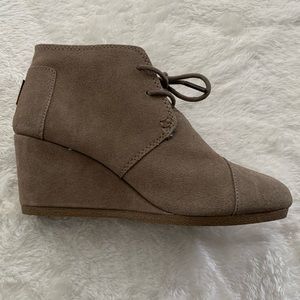 Toms Desert Wedge Tan Suede Booties Womens Size 7